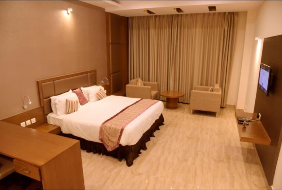 Hotel Krishna Palace Ayodhya Exterior foto