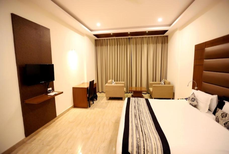 Hotel Krishna Palace Ayodhya Exterior foto