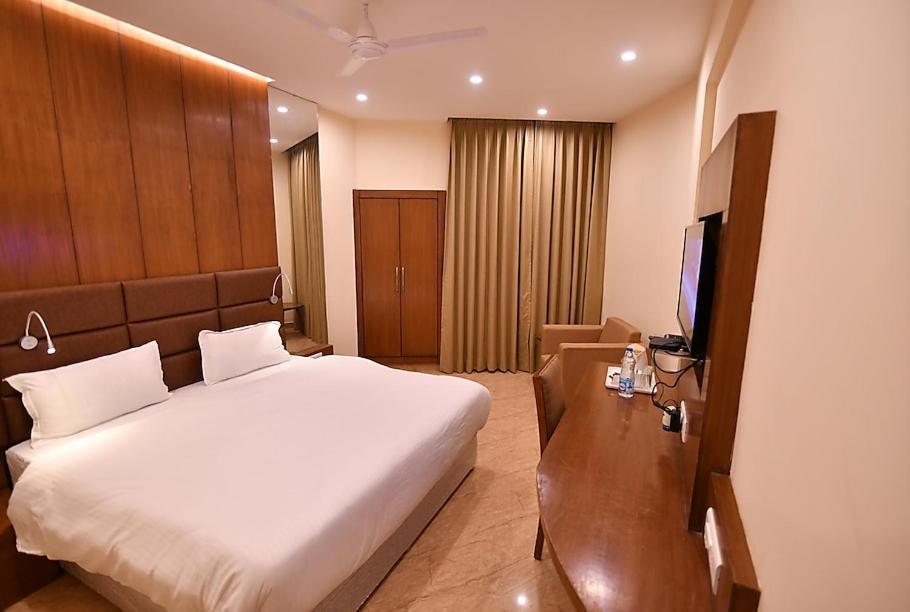 Hotel Krishna Palace Ayodhya Exterior foto