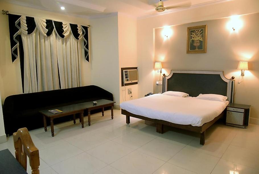Hotel Krishna Palace Ayodhya Exterior foto