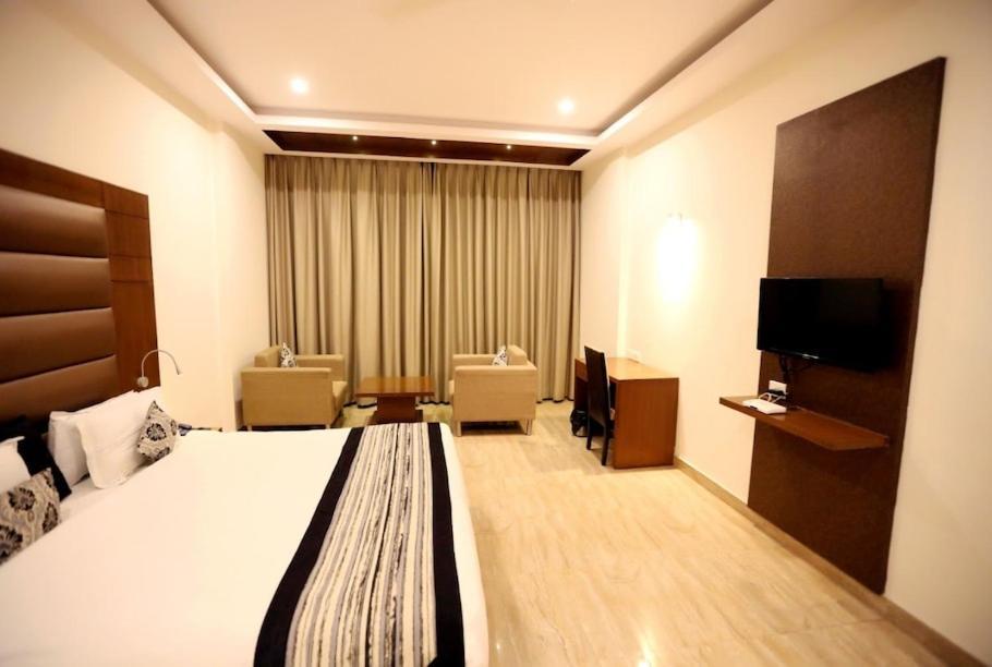 Hotel Krishna Palace Ayodhya Exterior foto